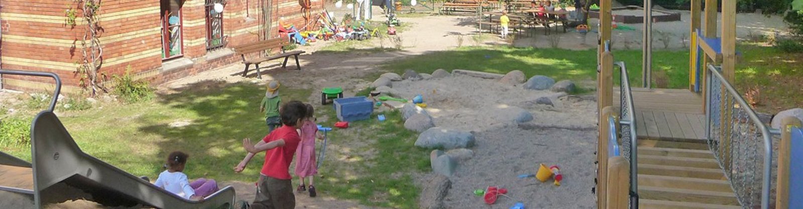 Kinder spielen draußen im Kindergarten