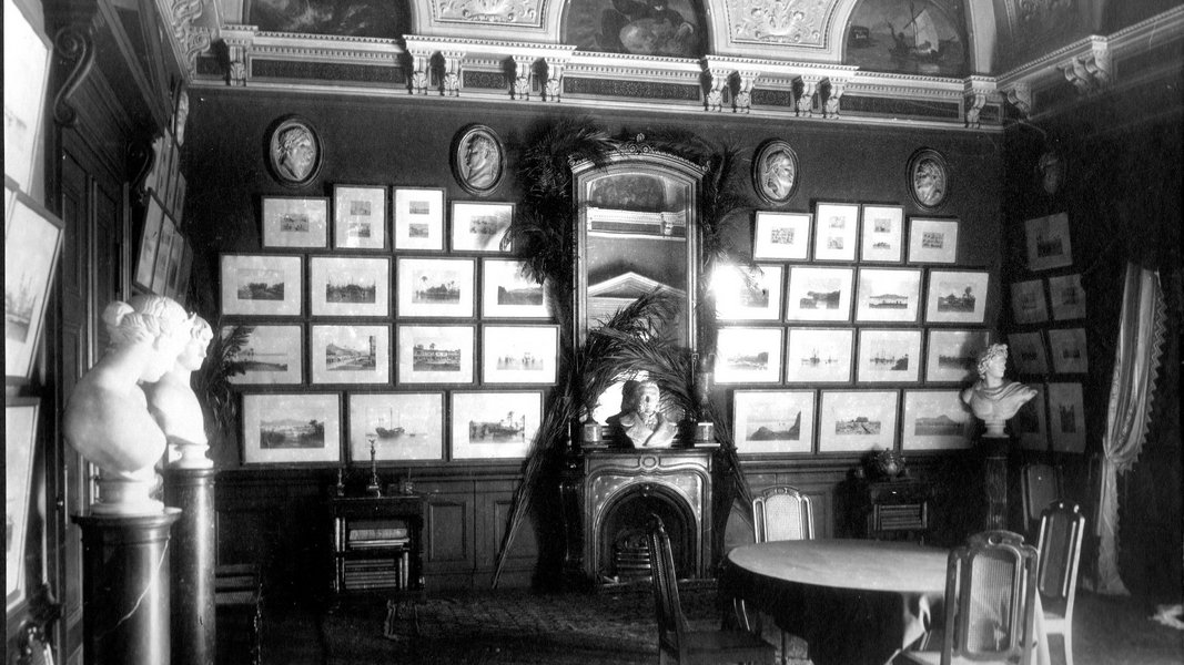Der Salon im Havelhaus mit Bildern des Malers Hildebrandt