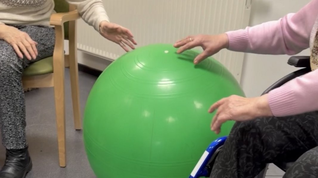 Gemeinsames Dribbeln des großen Gymnastikballs während unseres Bewegungsangebotes