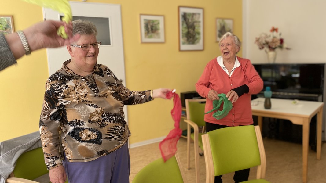 Durch das Schwingen, Kreisen und Werfen leichter Tücher werden insbesondere die Gelenke in Armen und Schultern sanft mobilisiert.