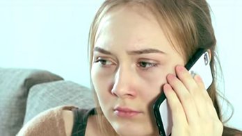 Jugendliche telefoniert