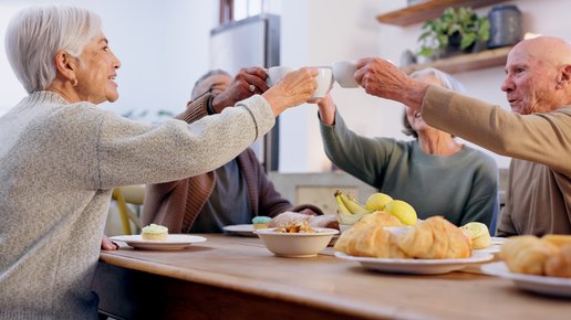 Senior*innen beim gemeinsamen Frühstück