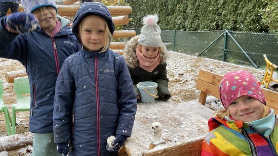 Kinder mit Schneemann