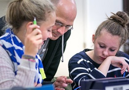 Schülerinnen und Lehrer im Gymnasium