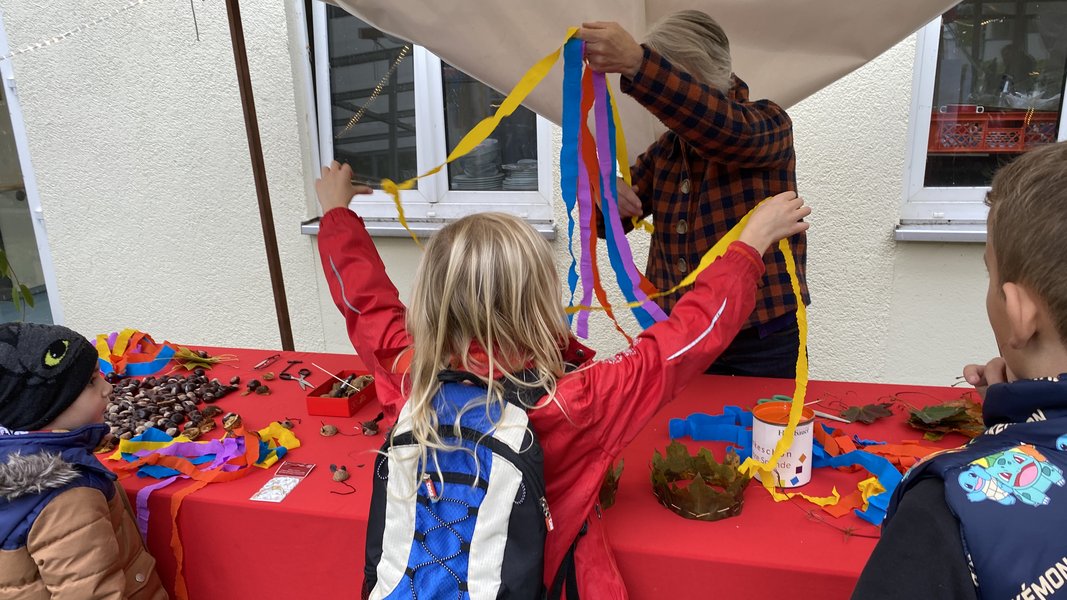Die Kinder bastelten und malten mit Kastanien und Herbstblättern.