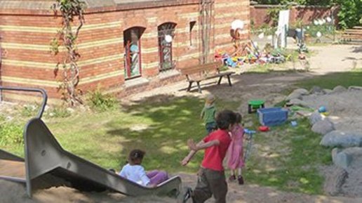 Kinder spielen im freien eines Kindergarten
