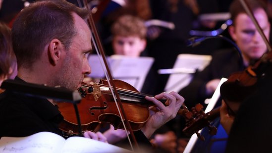 Musiker des Neuen Konzertorchesters Berlin spielt Geige