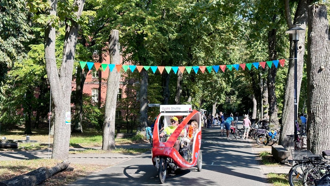 Bike-Taxi-Tour über das Inselfest. Alles im Blick von der Rückbank der Bike-Taxen.