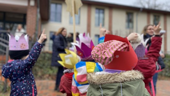 Kinder stehen vor der Stiftung