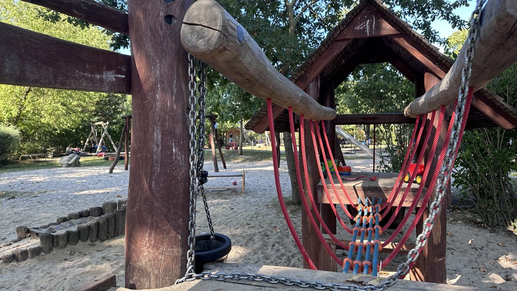 Der Spielplatz für die Großen liegt hinter dem der Krippenkinder.