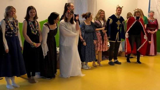 Die Erzieher*innen freuen sich über ihre gelungene Aufführung.