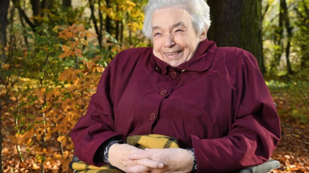 Luise Naujoks draußen im Wald