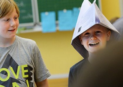 Grundschulkinder im Klassenraum