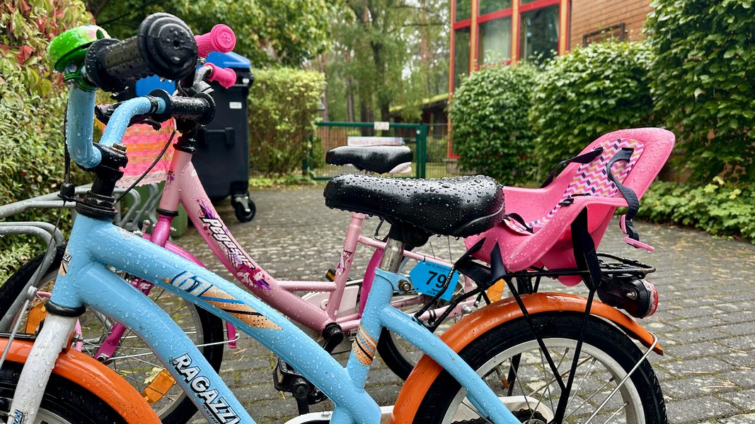 Kinderfahrräder in Fahrradständern vor der Kita