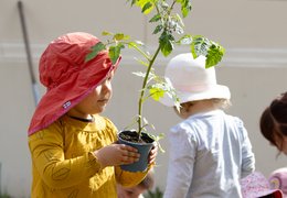 Pflanzaktion in der Kita Friedenshaus