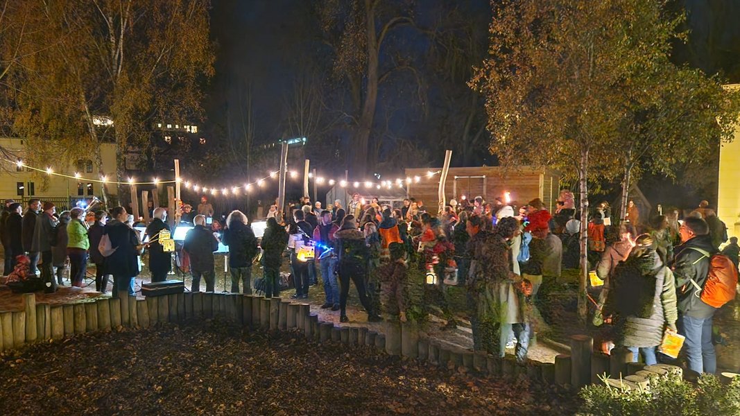In großer Runde versammelt zum gemeinsamen Singen