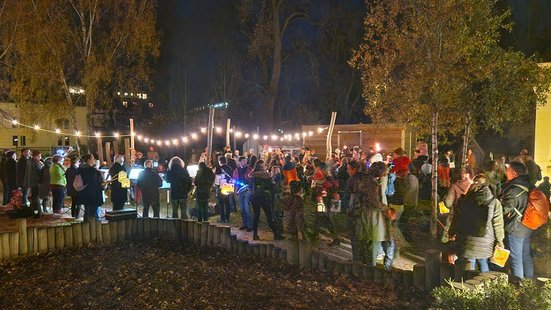 In großer Runde versammelt zum gemeinsamen Singen