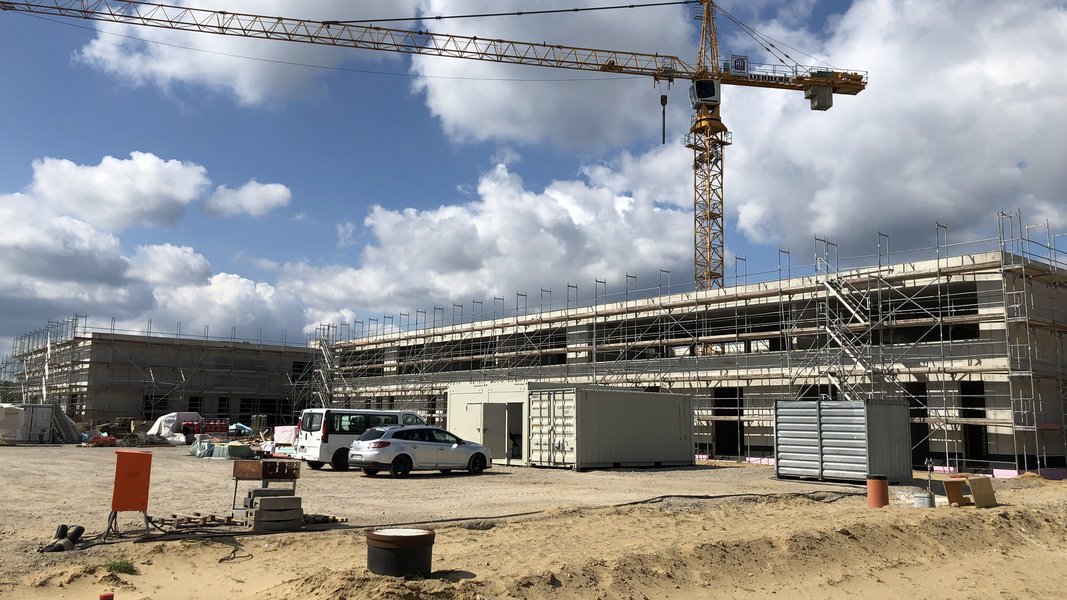 Grundschule im Vordergrund und Kita im Hintergrund