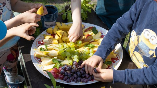 Obstteller und Kinderhände