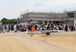 Die Baustelle des Bildungscampus Werder mit vielen Besuchern