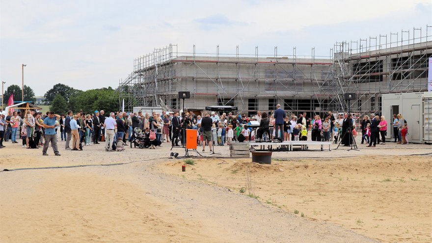 Die Baustelle des Bildungscampus Werder mit vielen Besuchern