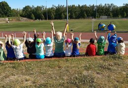 Jubelnde Kinder auf Sportplatz