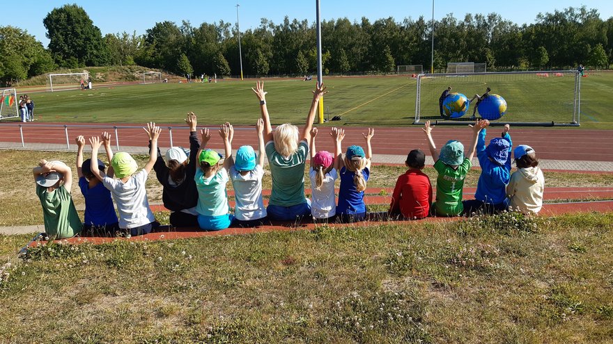 Jubelnde Kinder auf Sportplatz