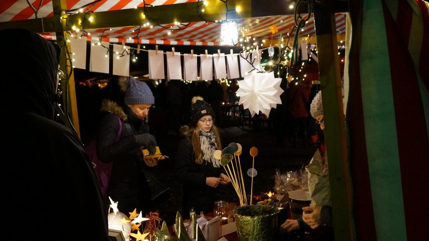 Marktstand mit Sternen und Basteleien