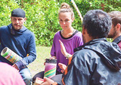 Auszubildende beim Trommelworkshop