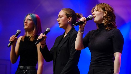 Den Einstieg lieferte die Bigband Jazzy Insula des Ev. Gymnasiums Hermannswerder.