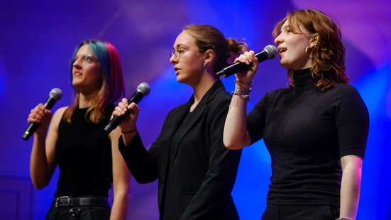 Den Einstieg lieferte die Bigband Jazzy Insula des Ev. Gymnasiums Hermannswwerder.