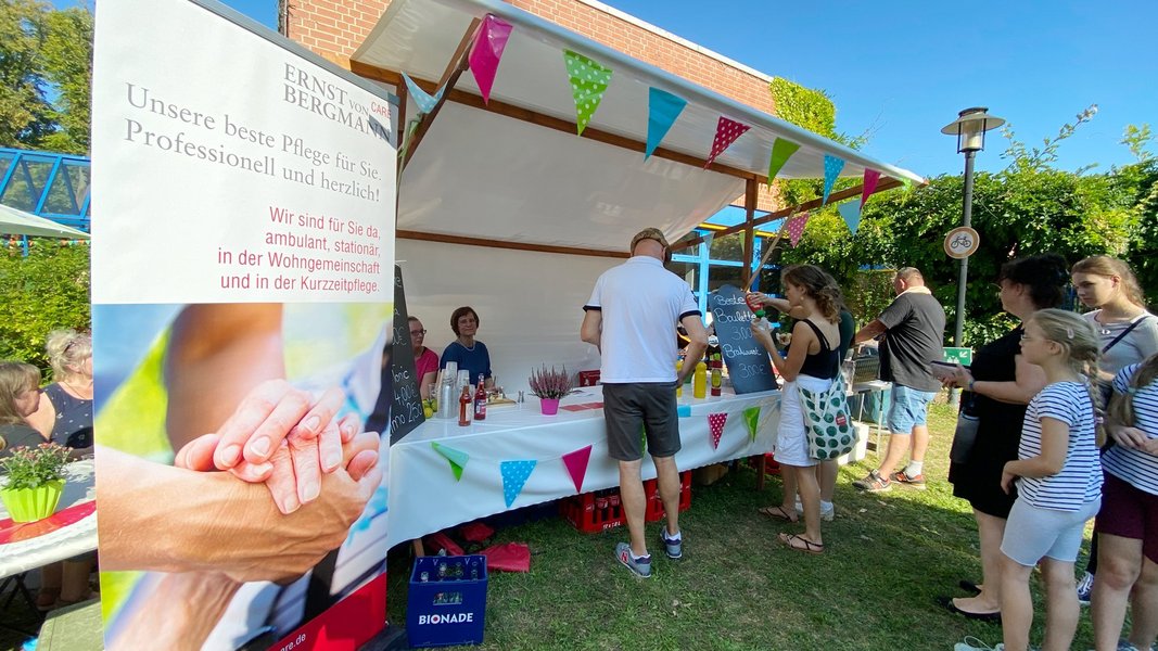 Der Ambulante Pflegedienst EvB Care verwöhnt die Besuchenden mit Leckereien vom Grill und erfrischenden Longdrinks.