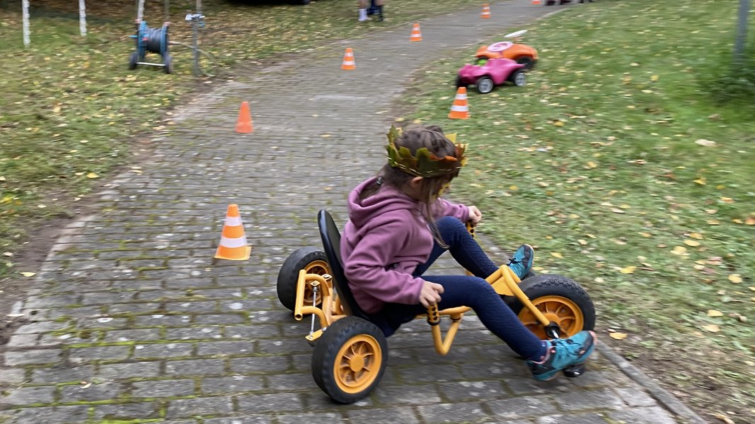 In flinkem Tempo ging es durch den Fahrzeugparcours.