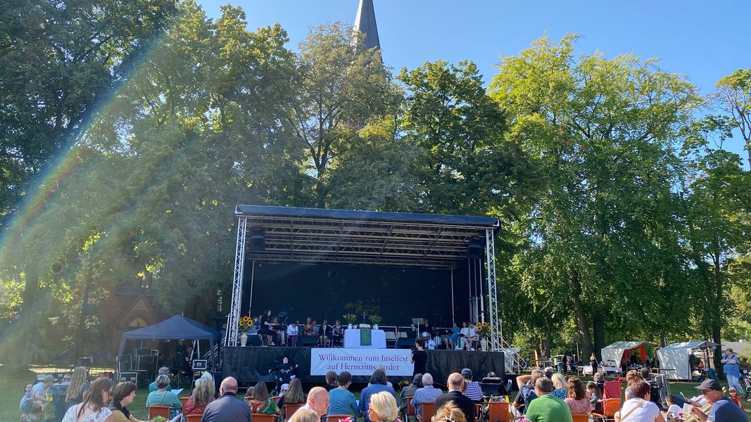 Zur Eröffnung des Inselfestes gibt es traditionell einen Open-Air Gottesdienst auf der Festbühne.