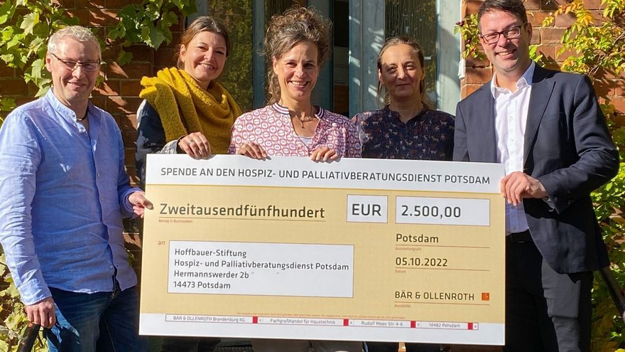 Gruppenbild mit Spendenquittung