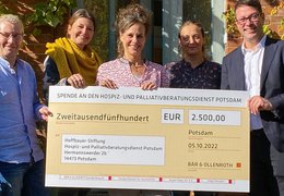 Gruppenbild mit Spendenquittung