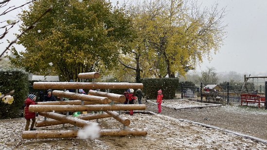 Klettergerüst im Schnee