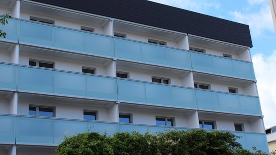 Die Fassade des sanierten Wohnblocks in der Cottbuser Straße