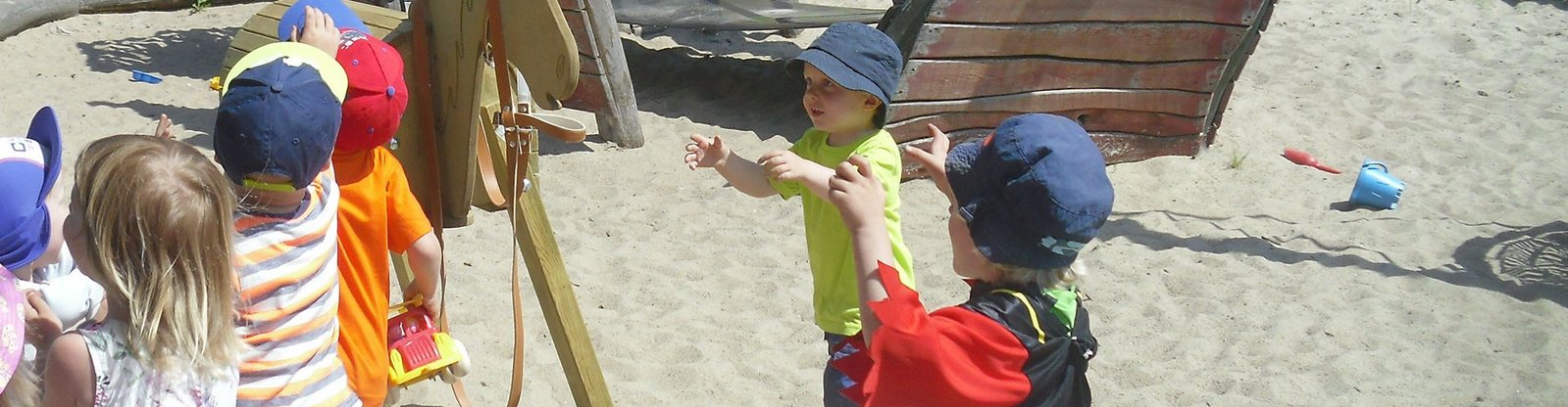 Kinder spielen im Sandkasten