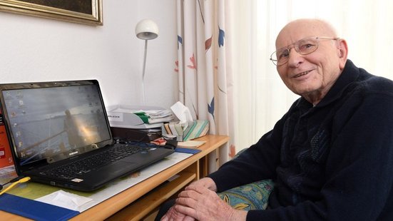 Karl-Heinz Burde am Laptop