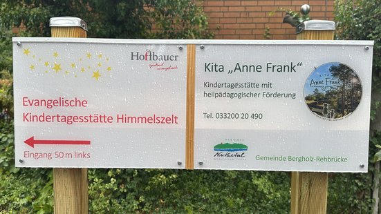 Türschilder der Kita Himmelszelt und der Kita Anne Frank