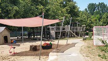 Sandkasten und Fußballplatz