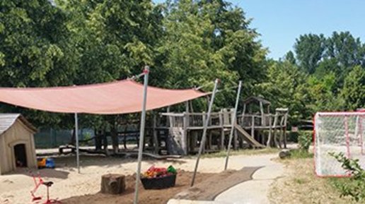 Sandkasten und Fußballplatz