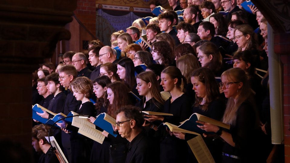 Sängerinnen und Sänger der Jungen Kantorei Hermannswerder und des Projektchors Camerata Vocale Potsdam