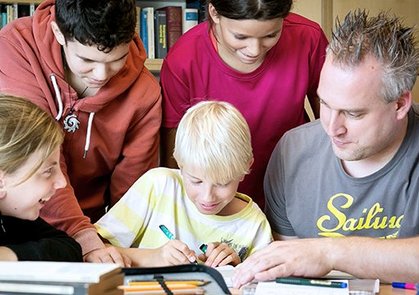 Kindergruppe bei der Hausaufgabenbetreuung