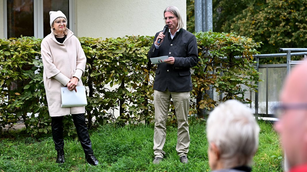 Angela Sievers (Projekt- und Qualitätsmanagement der Hoffbauer Care) und Frank Hohn (Vorstandsvorsitzender der Hoffbauer-Stiftung) begrüßten alle Gäste.