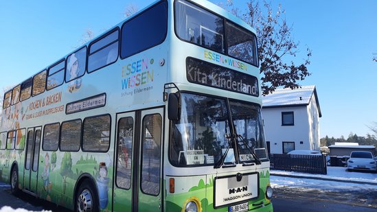 Doppeldecker-Kochbus auf dem Weg zum Kinderland Elstal