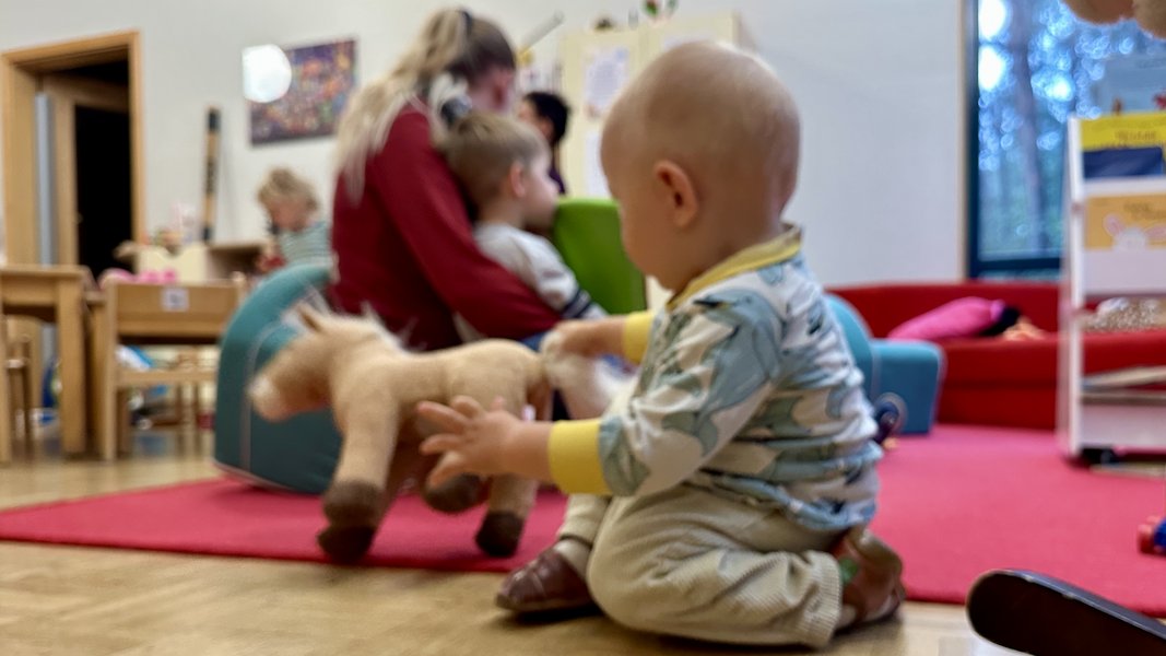 Kleinkind mit Kuschelpferd