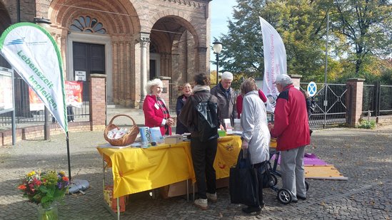 Vor der Kirche St. Peter und Paul lud der Informationsstand viele Interessierte zum Gespräch ein.