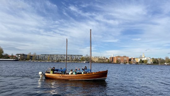 Der Kutter des Evangelischen Gymnasiums auf dem Wasser